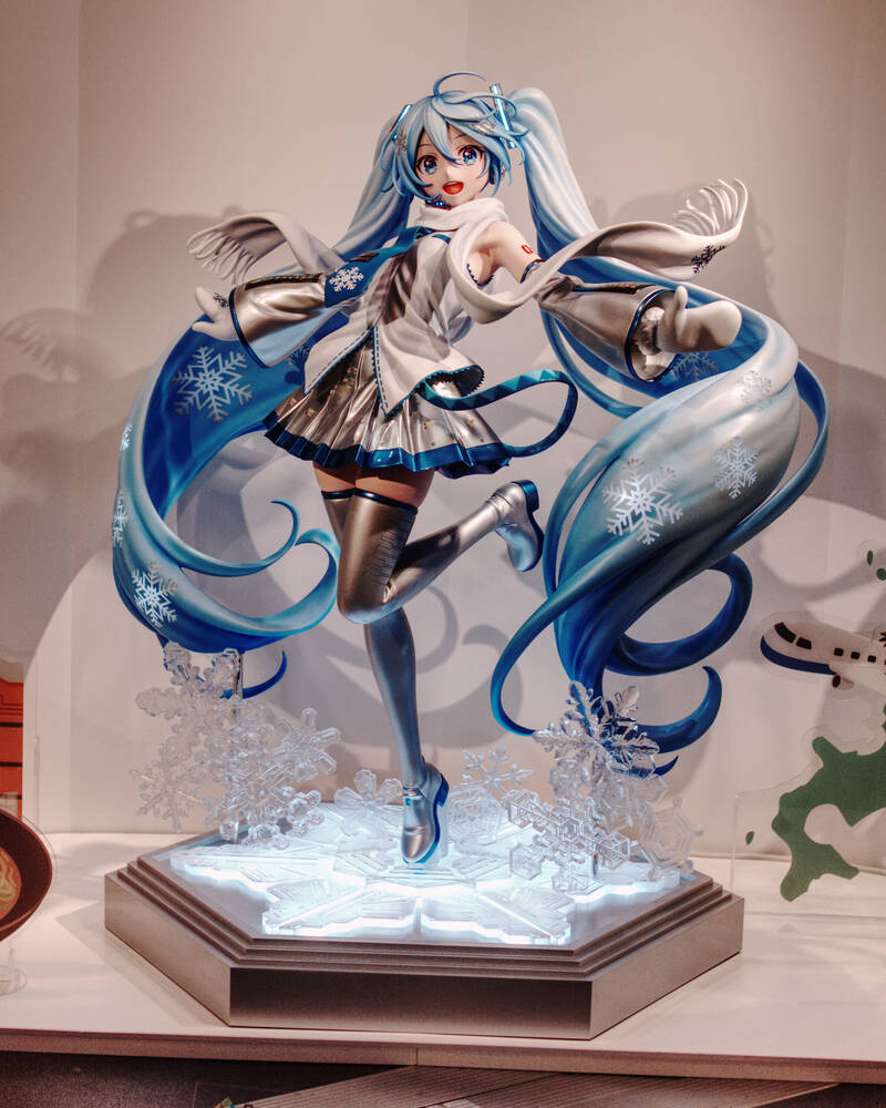 A picture of the life-size Snow Miku statue inside the Miku Sky Town
store, located inside Shin-Chitose Airport.